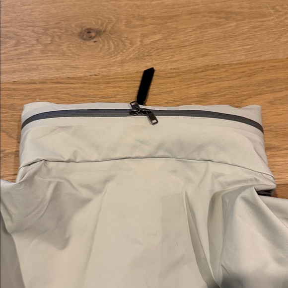 Isaora Gray Rain Shell - M - Picture 9 of 9